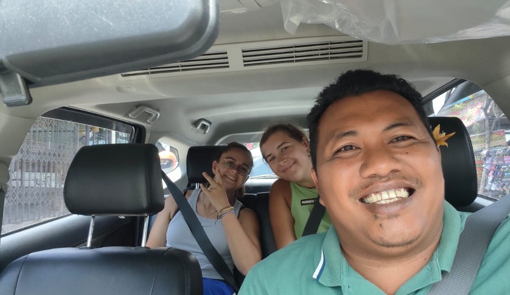 Happy guests traveling with Wayan Bali Driver
