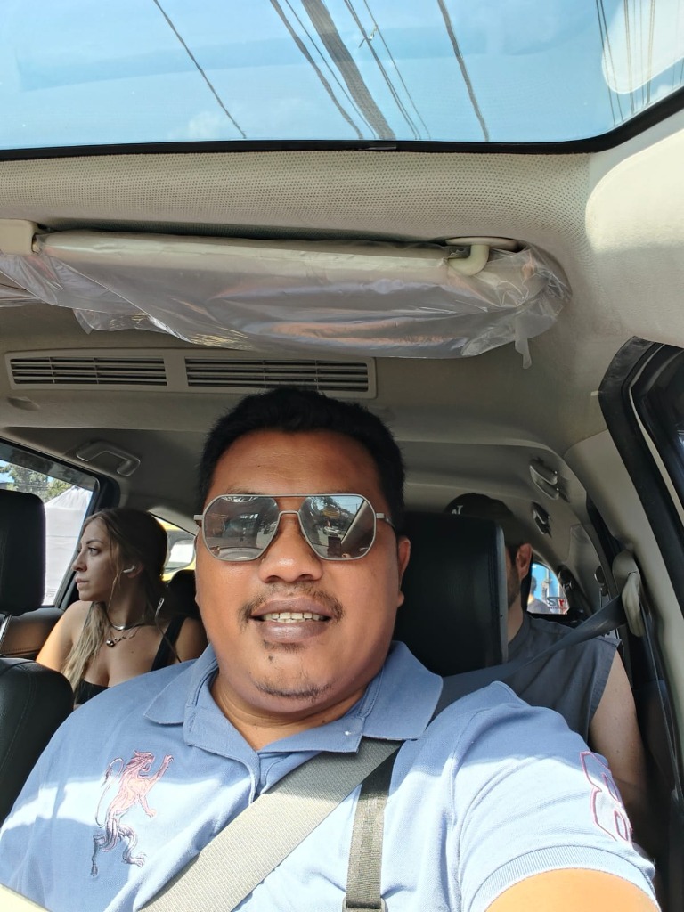 Couple enjoying comfortable ride with Wayan Bali Driver